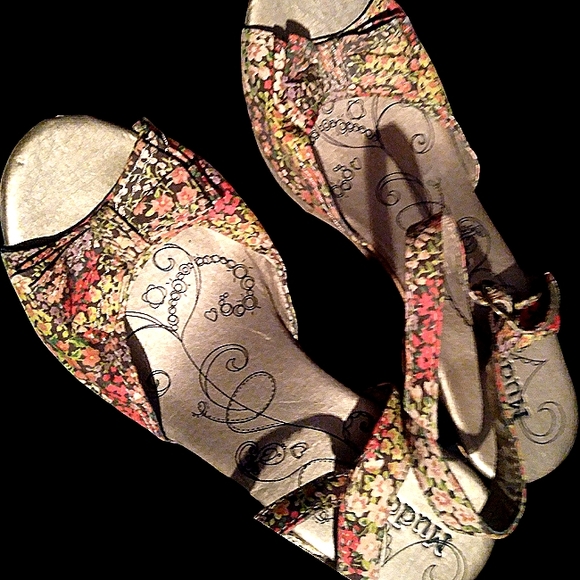 MUDD Floral 4" Wedge Sandals - Picture 3 of 15